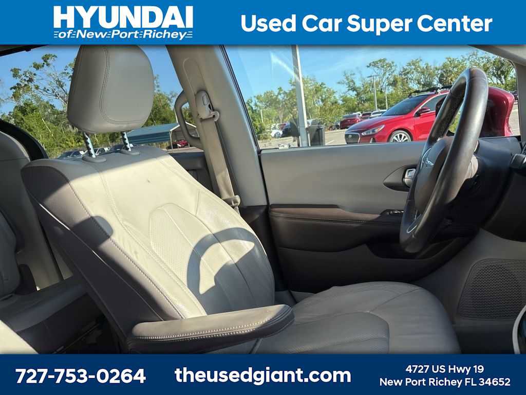 Used 2017 Chrysler Pacifica Touring-L Plus image 7