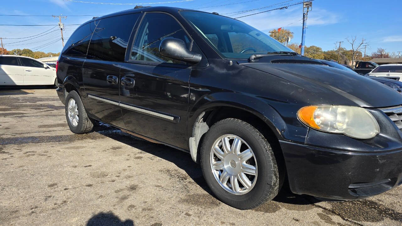 Used 2007 Chrysler Town & Country Touring image 5