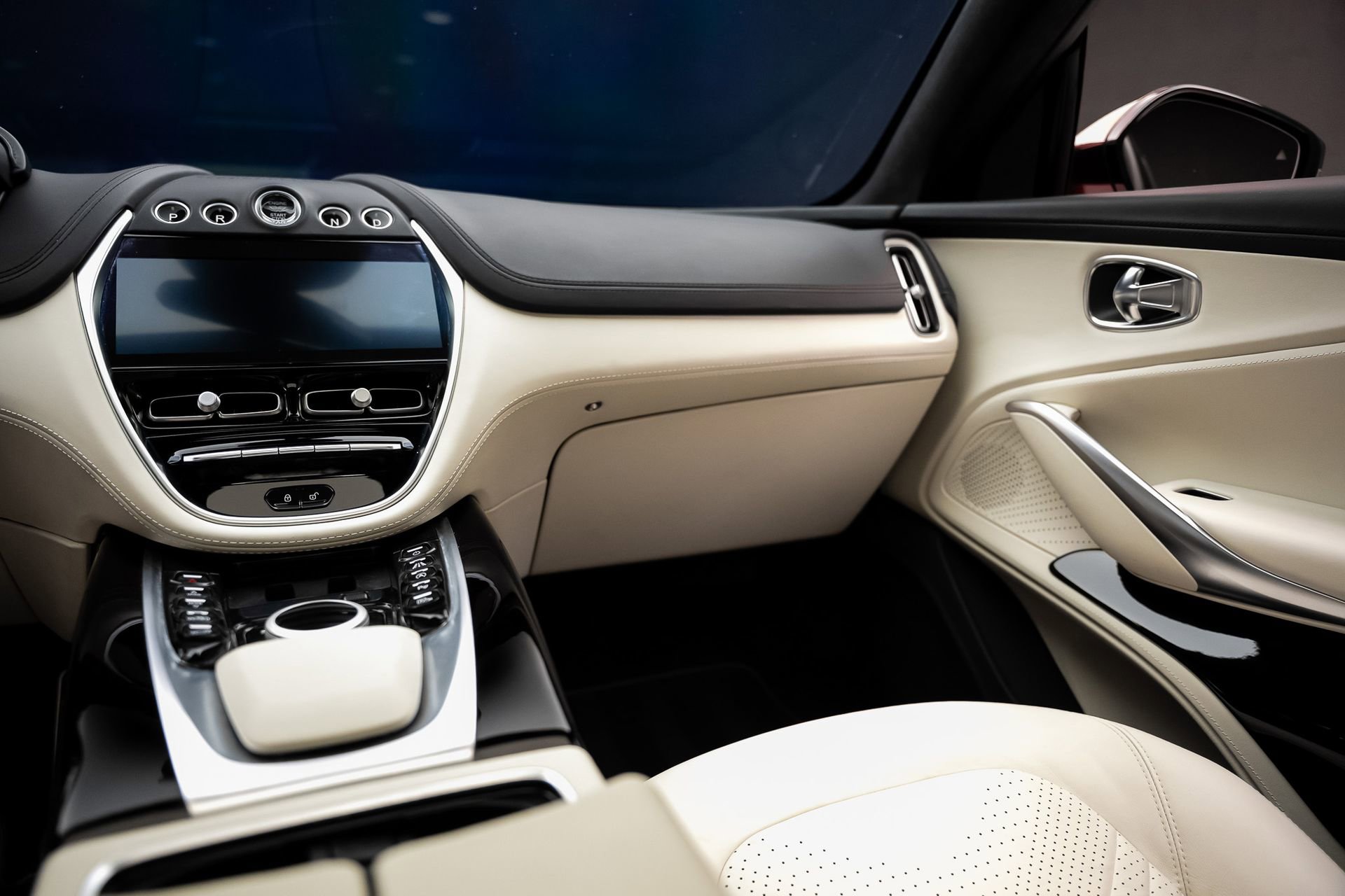 Used 2023 Aston Martin DBX AWD/4WD image 40