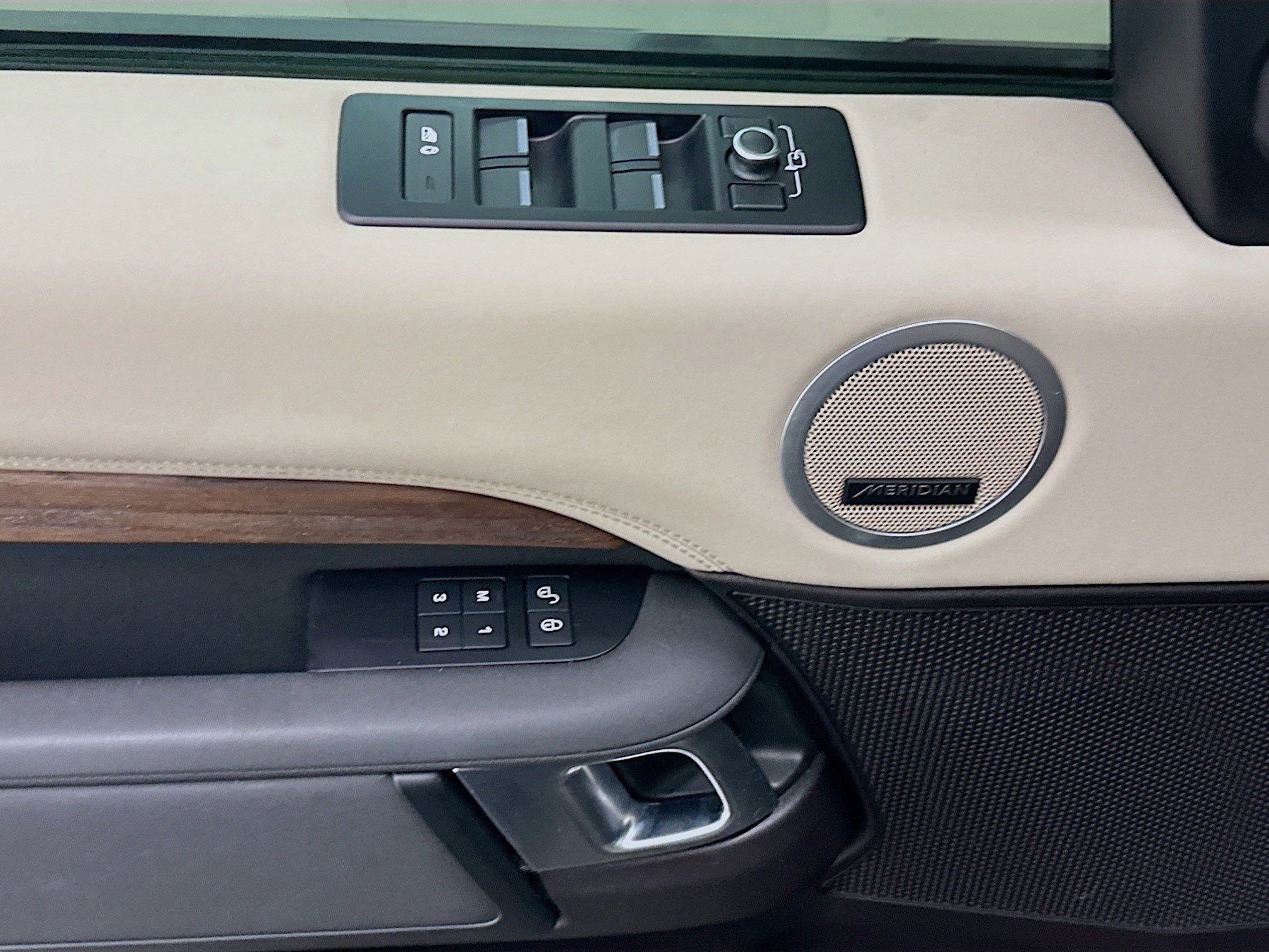 Used 2018 Land Rover Discovery HSE AWD/4WD image 11