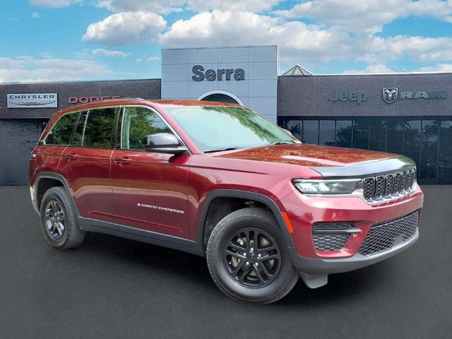Used 2023 Jeep Grand Cherokee Laredo w/ Luxury Tech Group I AWD/4WD image 1