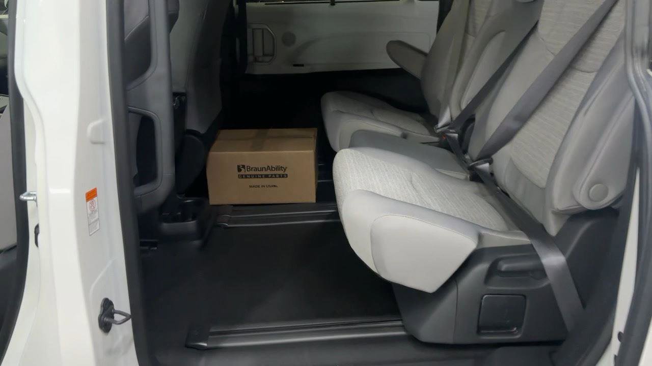 Used 2025 Toyota Sienna LE image 23