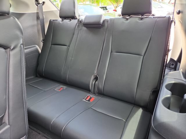 Used 2021 Toyota Highlander XLE AWD/4WD image 23