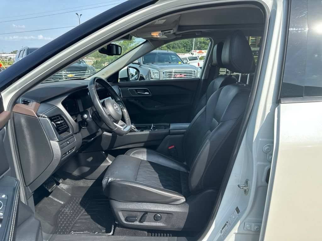 Used 2023 Nissan Rogue Platinum FWD image 12