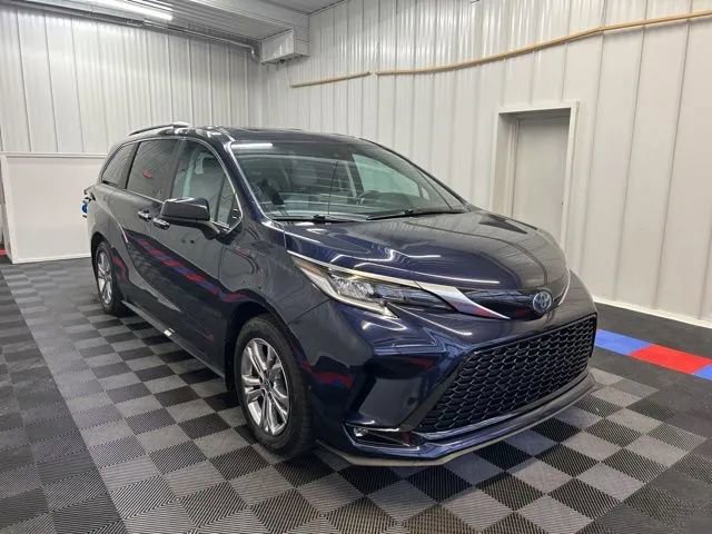 Used 2022 Toyota Sienna XSE image 2