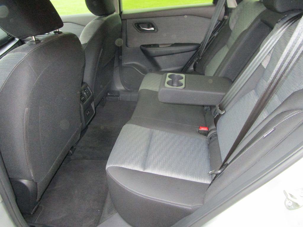 Used 2023 Nissan Rogue SV image 16