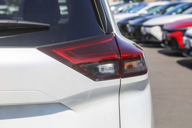 Used 2025 Nissan Rogue SV w/ SV Premium Package image 11