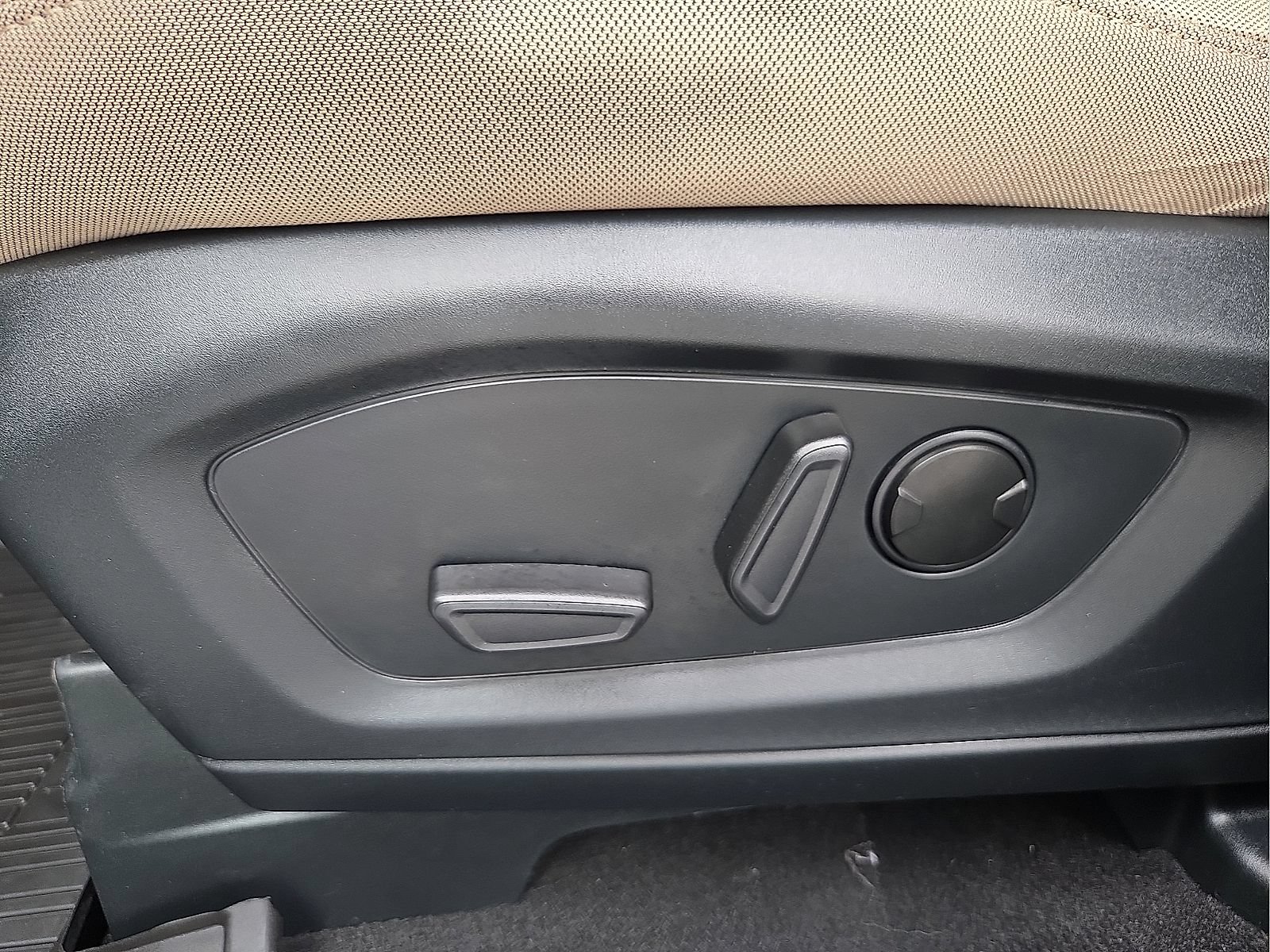 Used 2024 Ford Explorer XLT AWD/4WD image 16
