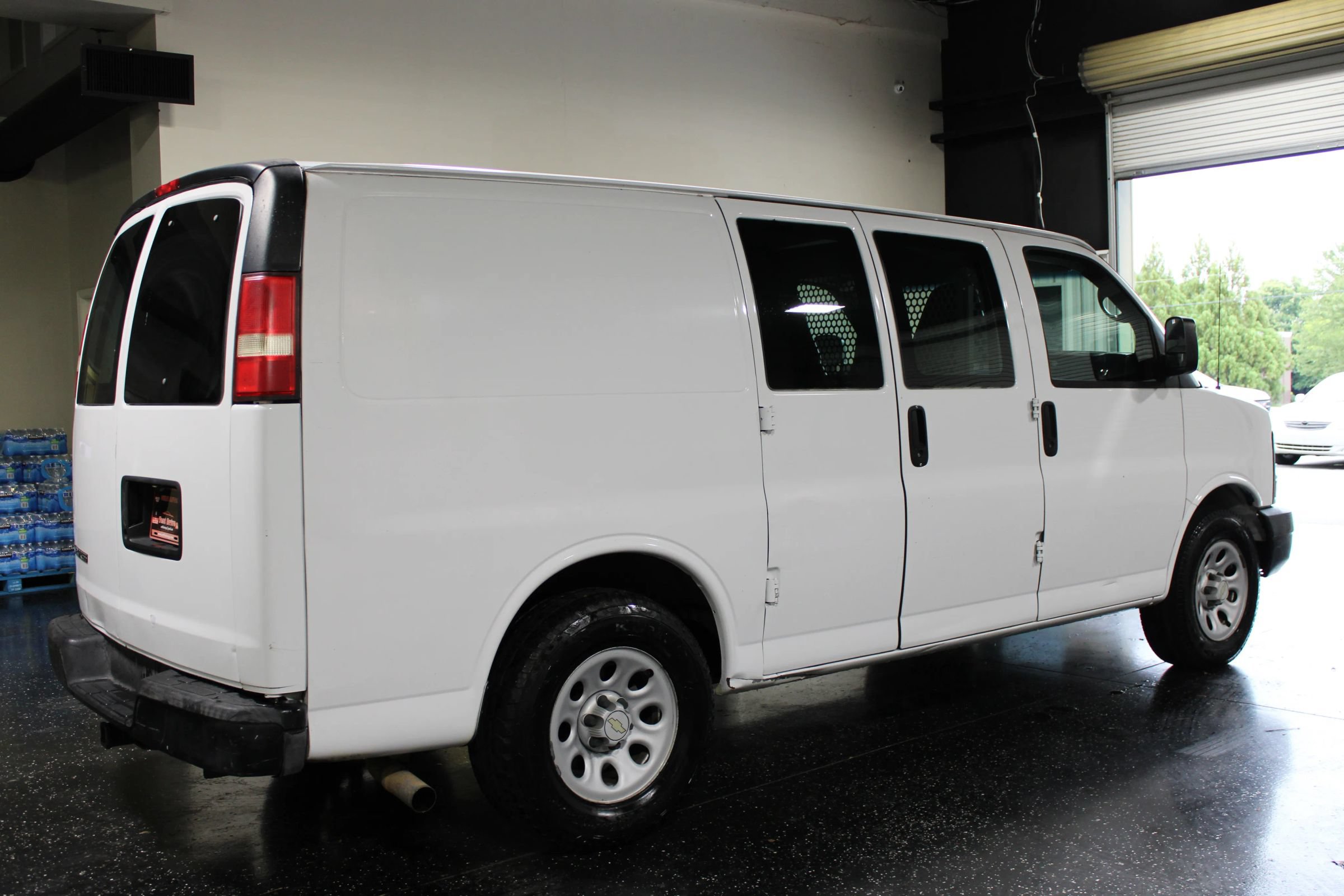 Used 2009 Chevrolet Express 1500 RWD image 3