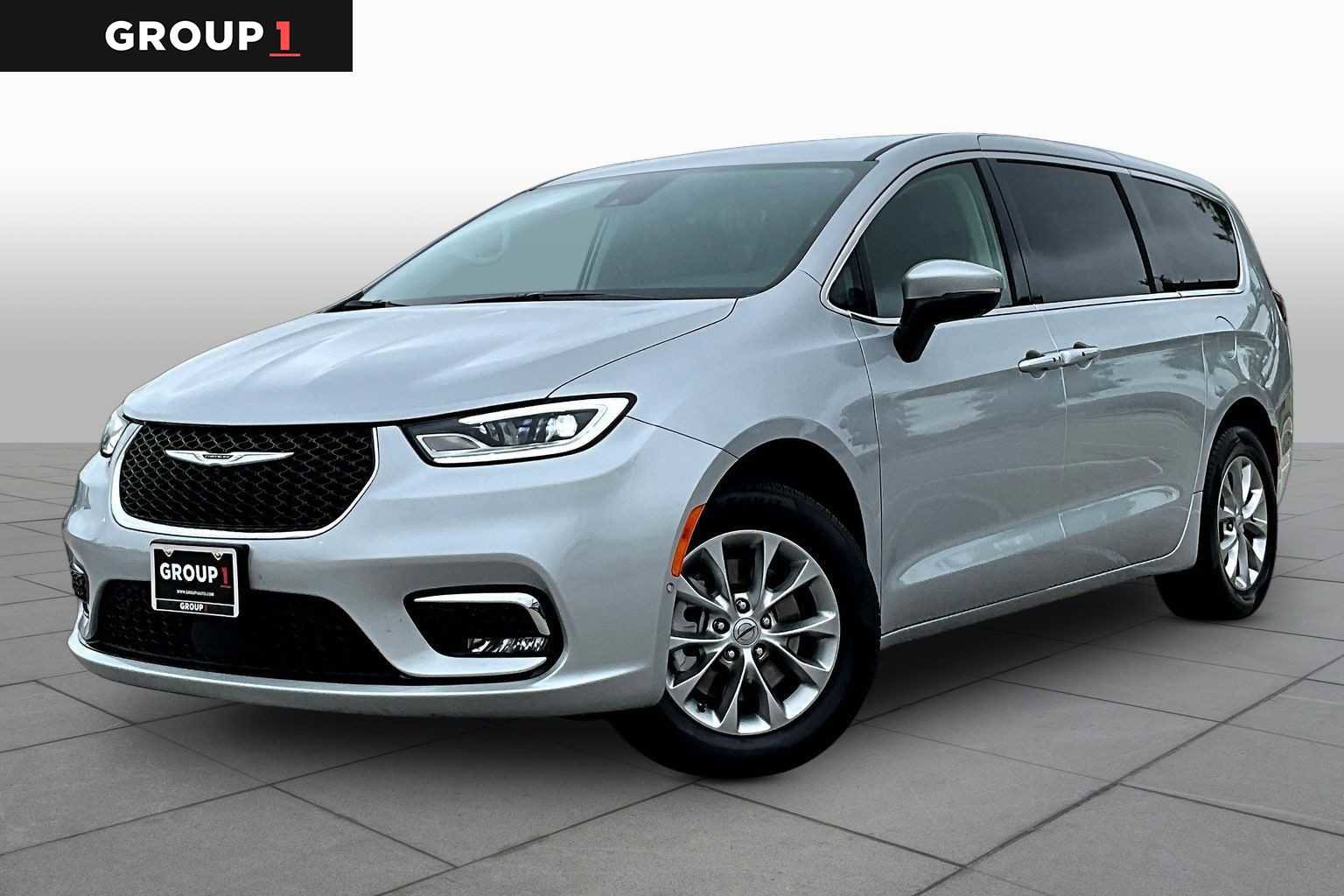 Used 2023 Chrysler Pacifica Touring-L image 1