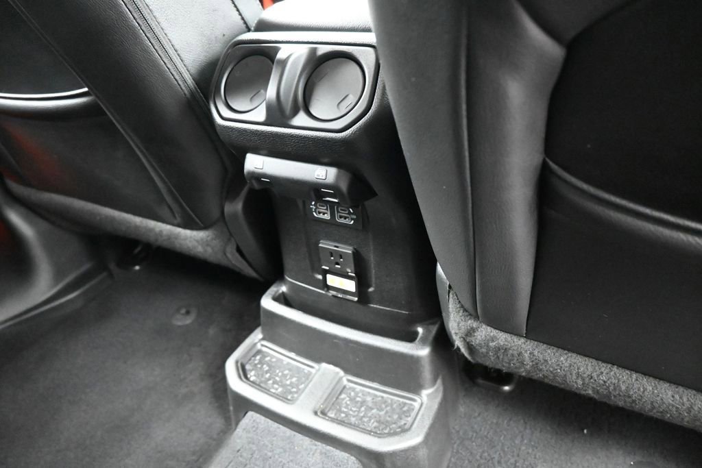 Used 2018 Jeep Wrangler Unlimited Sahara AWD/4WD image 36