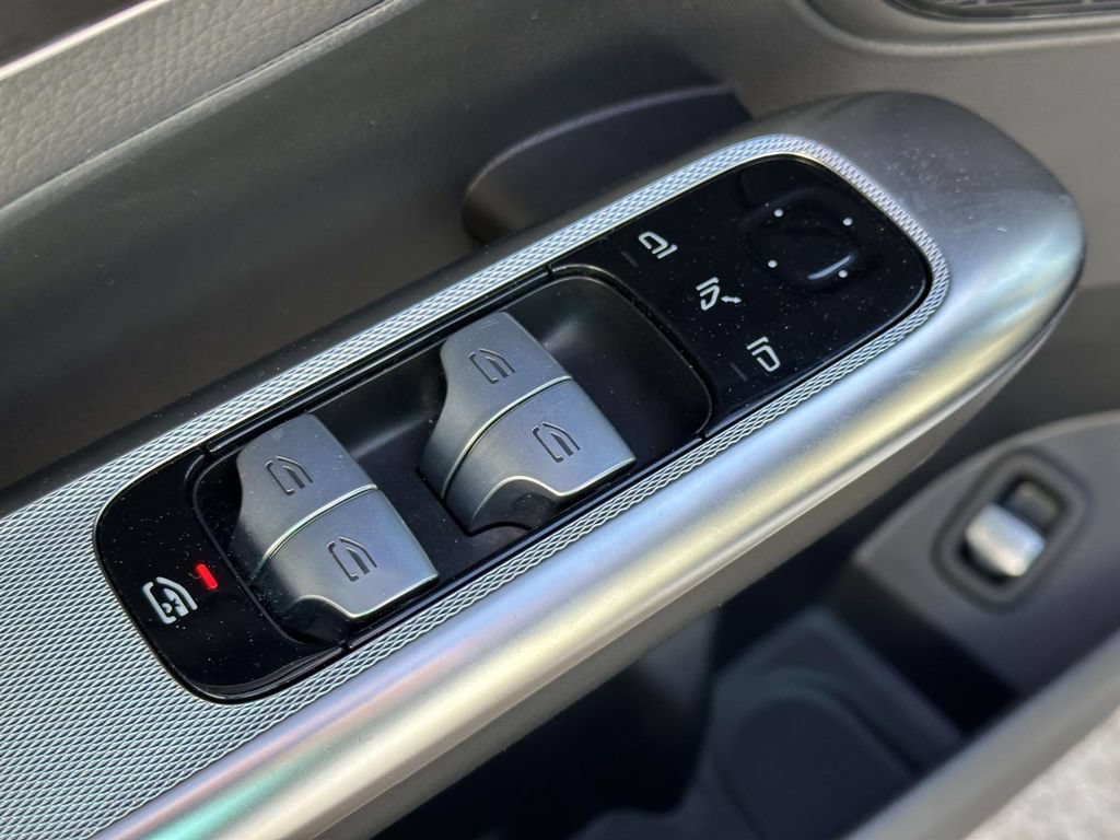 Used 2024 Mercedes-Benz GLC 300 4MATIC image 19