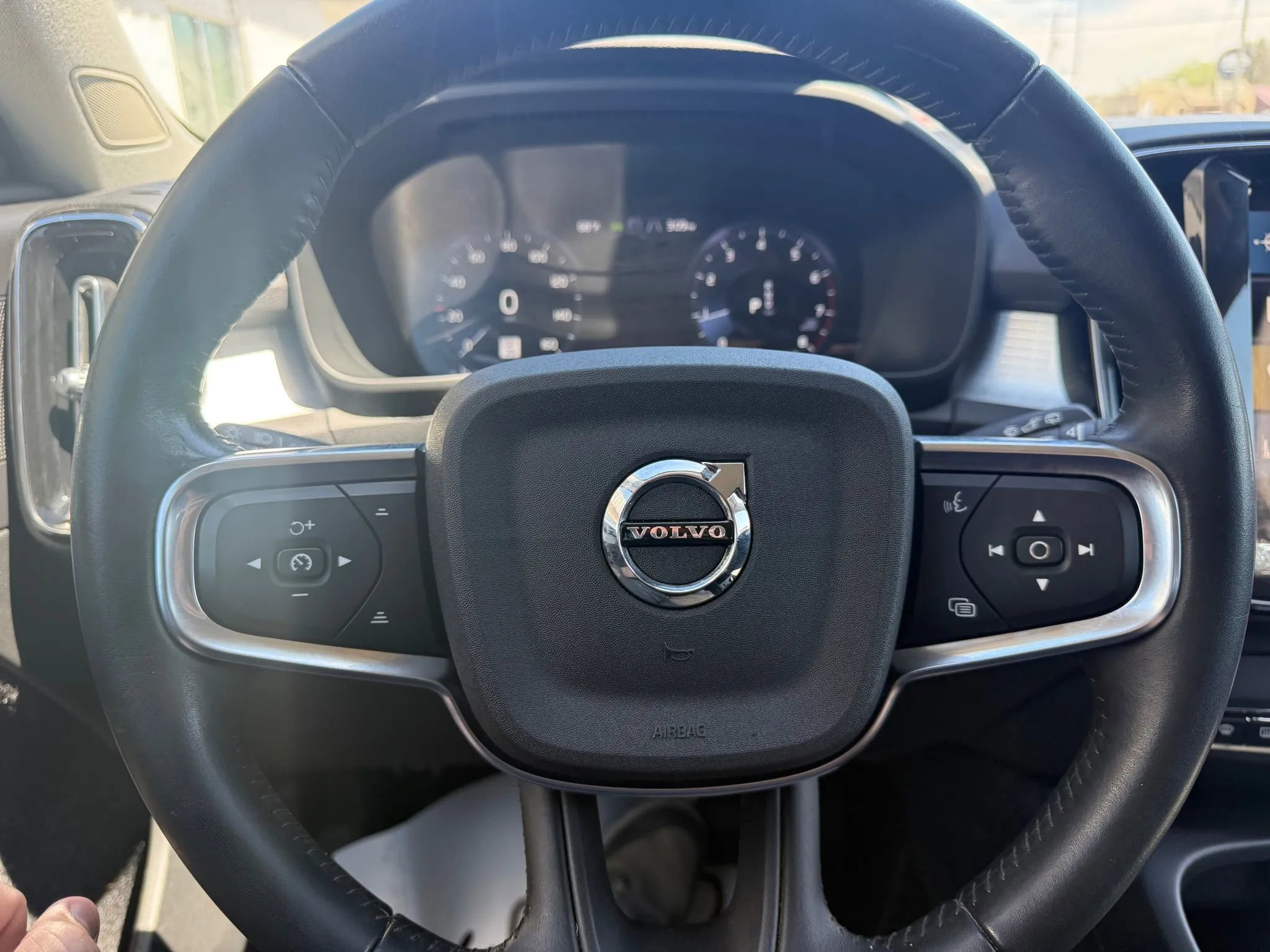 Used 2021 Volvo XC40 T4 Momentum image 23