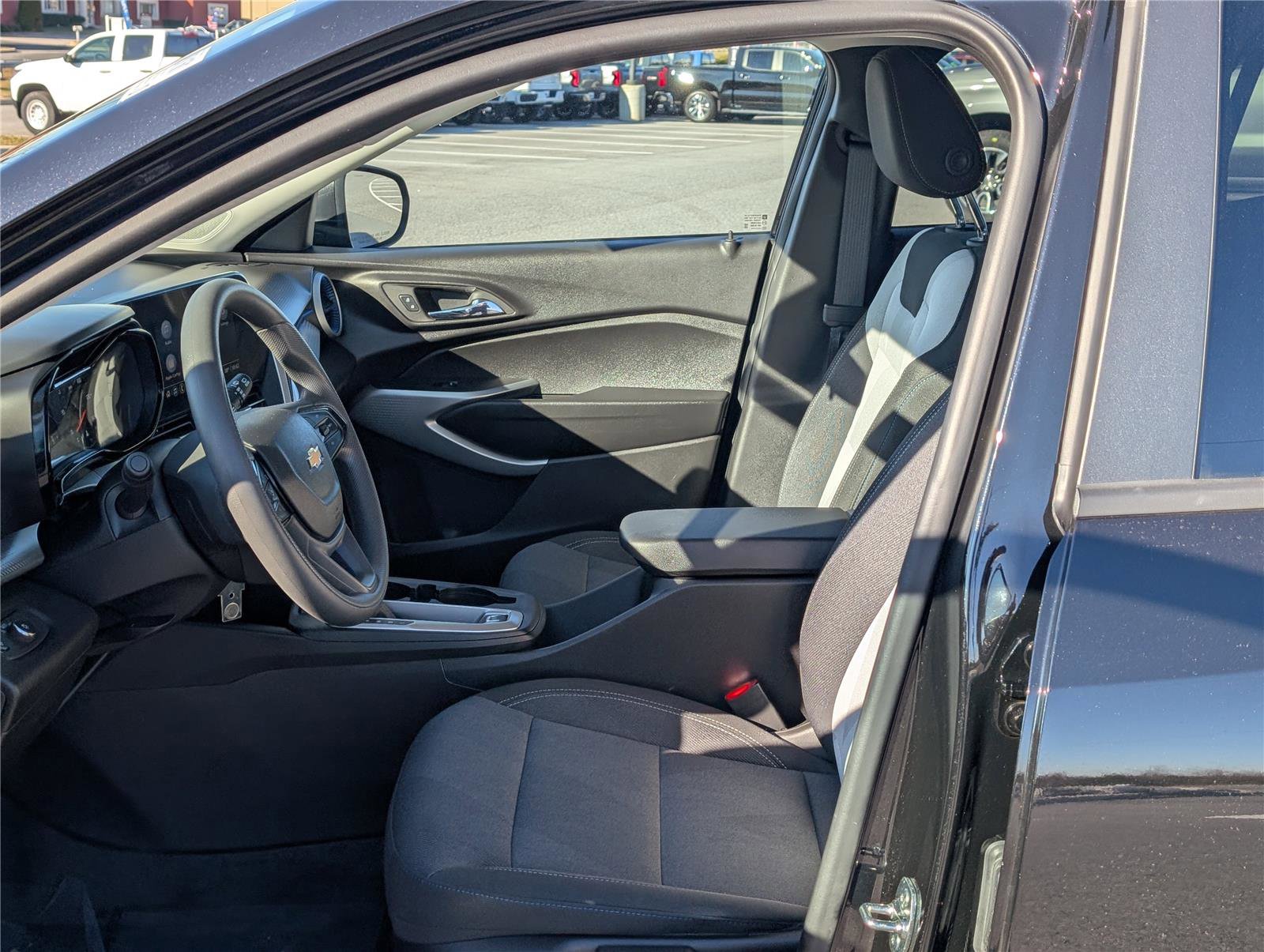 Used 2025 Chevrolet Trax LS image 13