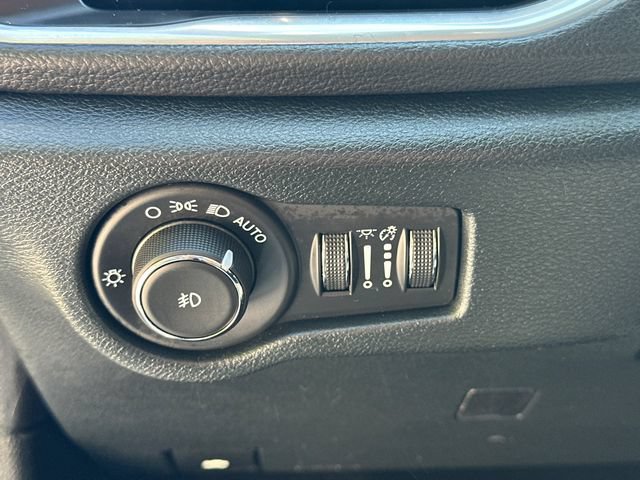 Used 2025 Chrysler Pacifica Limited AWD/4WD image 29