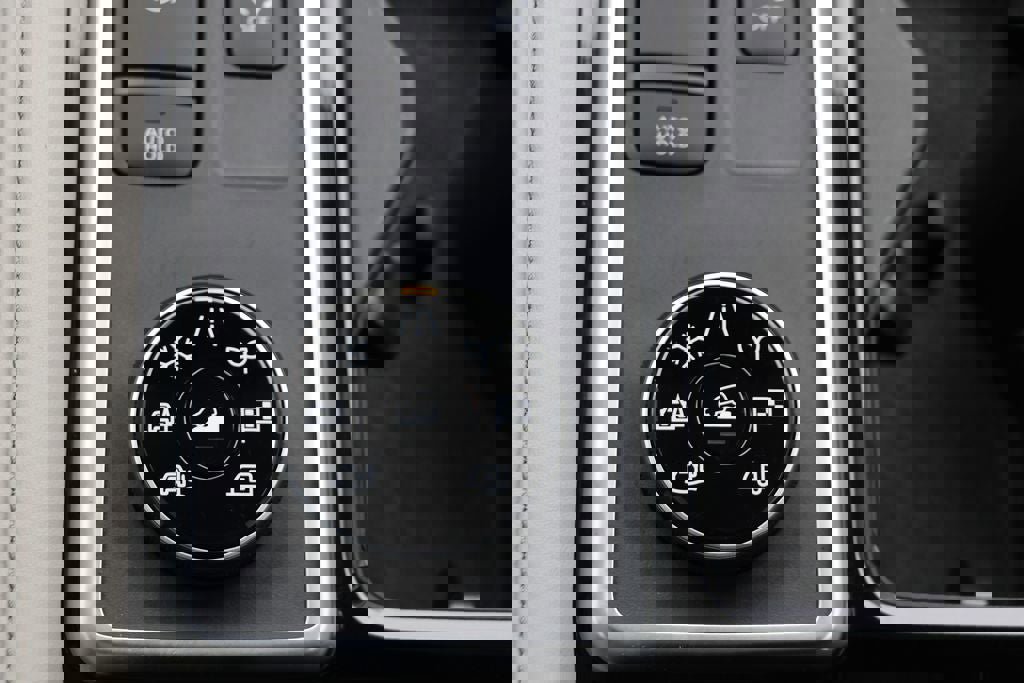 Used 2024 Nissan Pathfinder SL w/ Black Appearance Package image 24