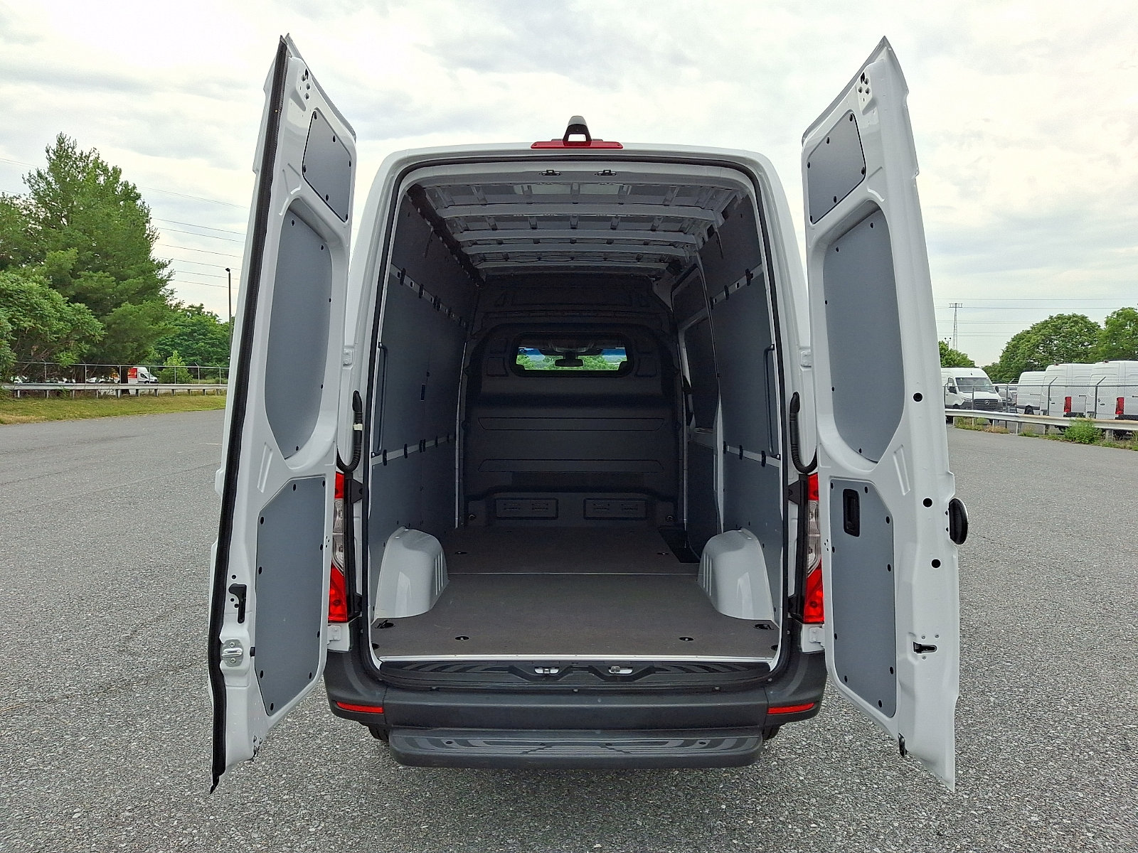Used 2025 Mercedes-Benz Sprinter 2500 image 10