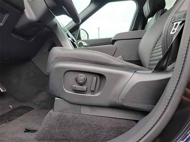 New 2025 Land Rover Discovery Metropolitan Edition AWD/4WD image 12
