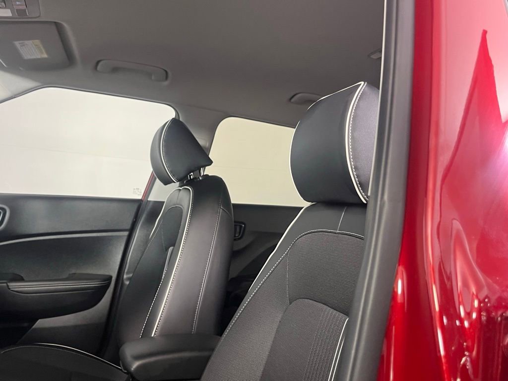 Used 2025 Hyundai Venue Limited image 23