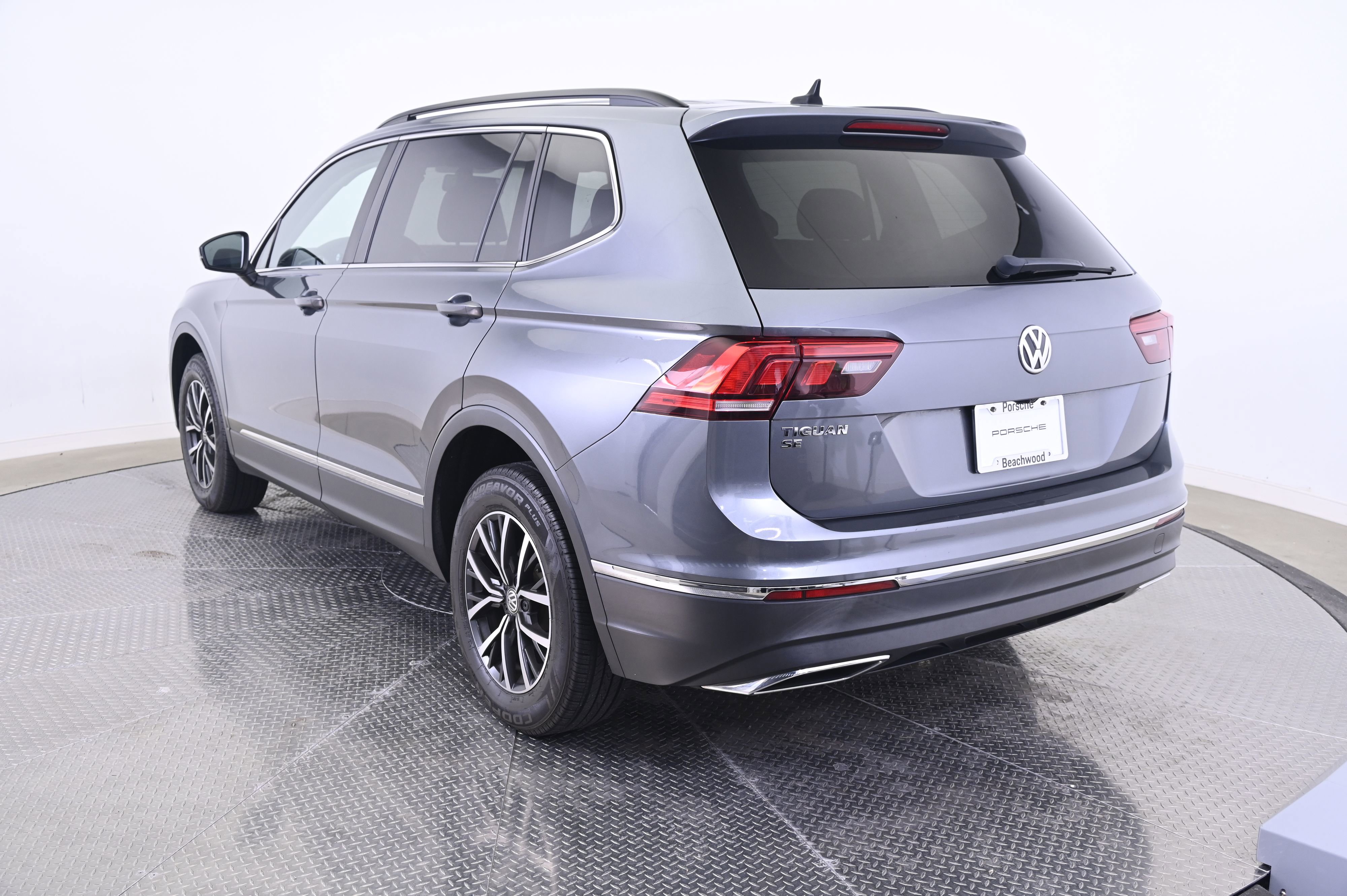 Used 2018 Volkswagen Tiguan SE AWD/4WD image 3