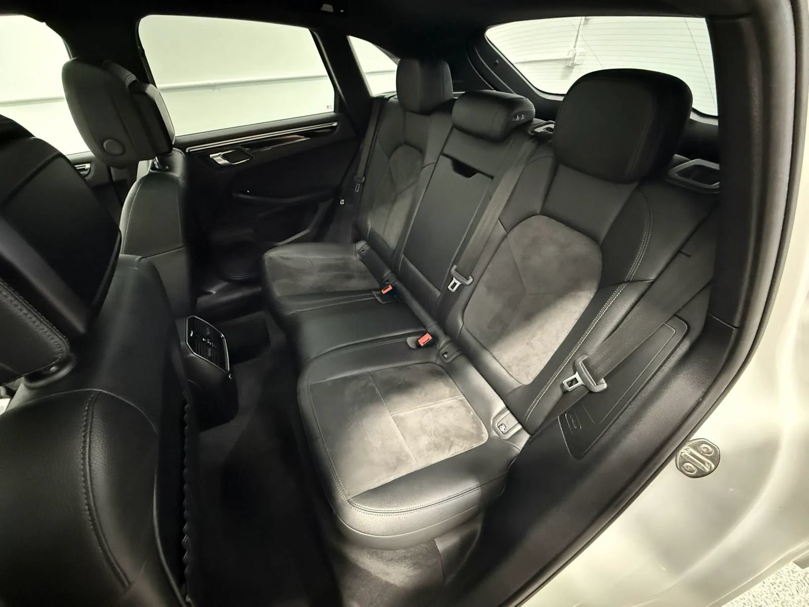 Used 2020 Porsche Macan AWD/4WD image 33