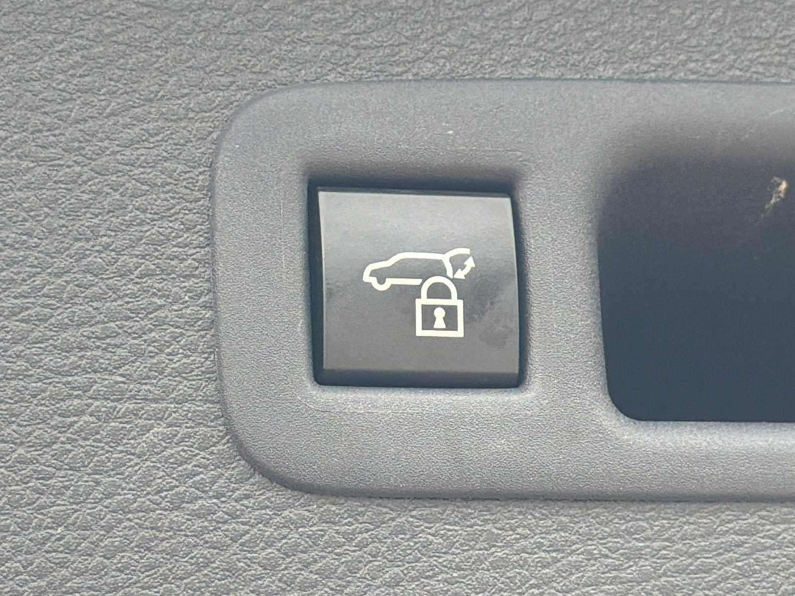 Used 2025 Toyota Sienna XLE FWD image 32