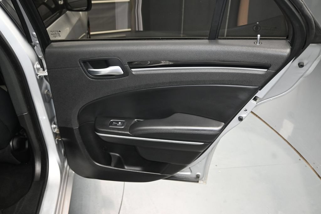 Used 2023 Chrysler 300 Touring w/ Safetytec Plus Group RWD image 18