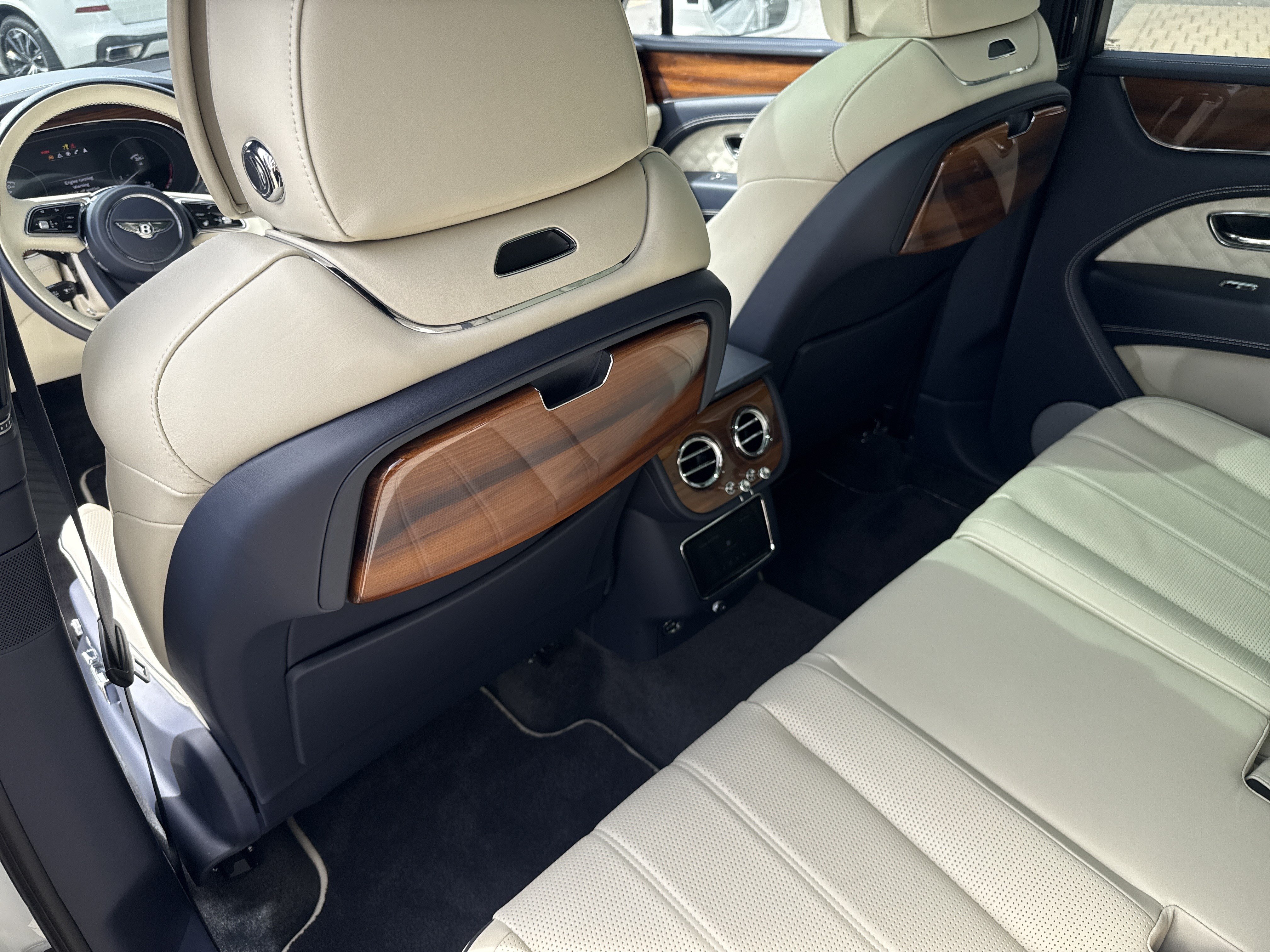 Used 2022 Bentley Bentayga AWD/4WD image 44