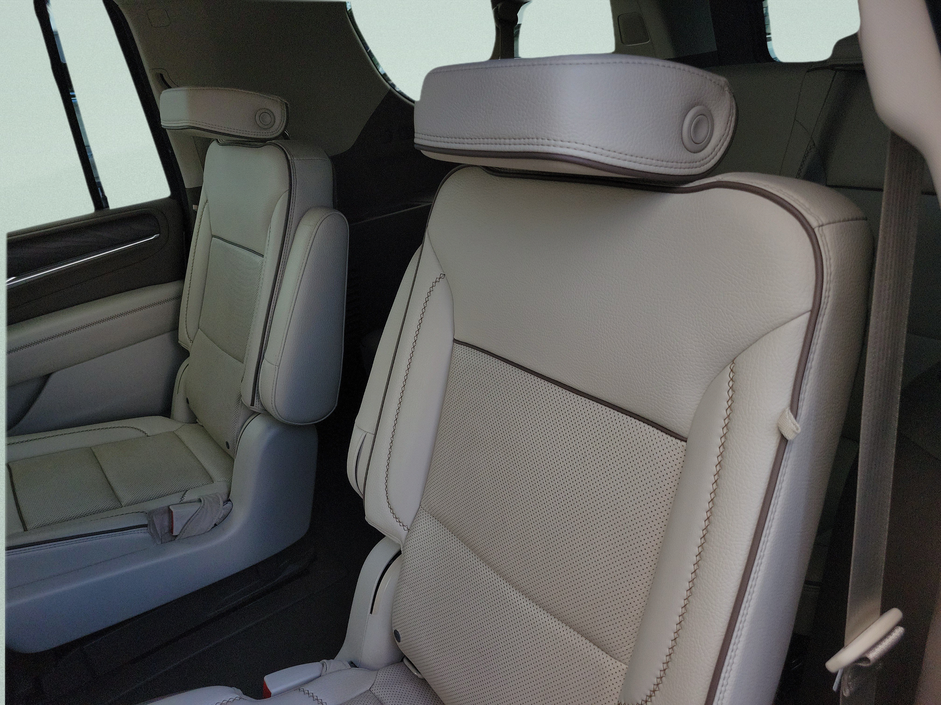 Used 2021 GMC Yukon XL Denali w/ LPO, Illumination Package RWD image 9