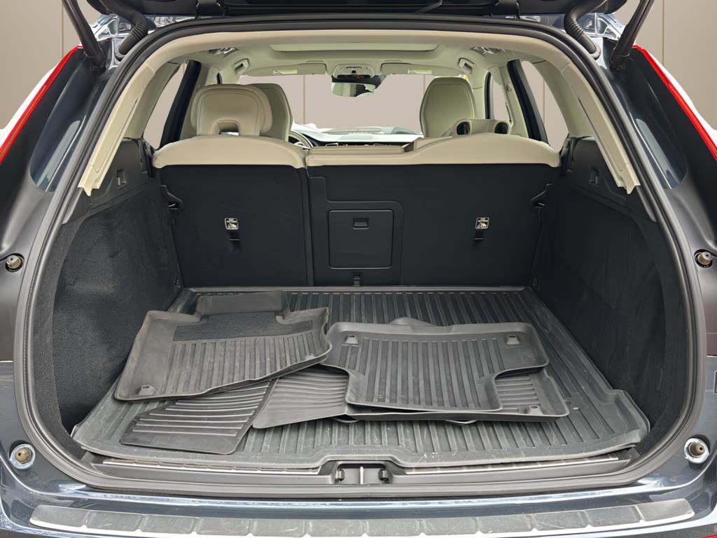 Used 2021 Volvo XC60 T5 Momentum w/ Premium Package image 14