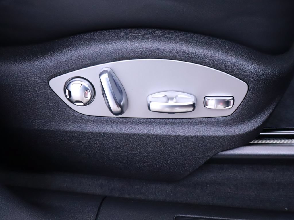 Used 2025 Porsche Macan AWD/4WD image 32