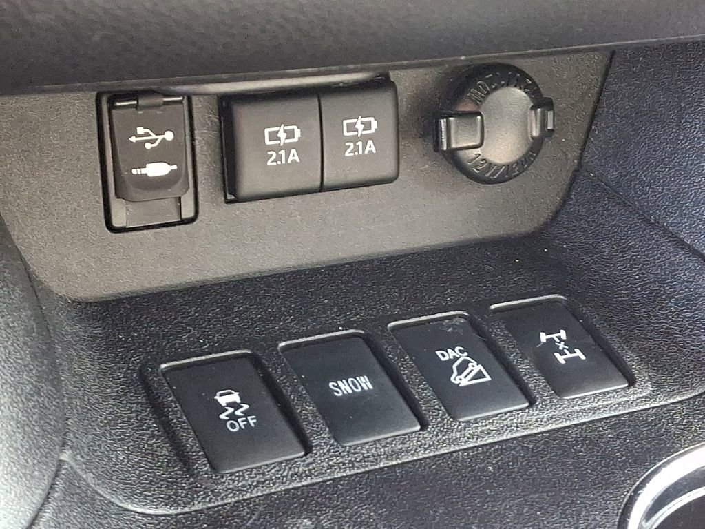 Used 2018 Toyota Highlander LE w/ Protection Package #3 AWD/4WD image 25