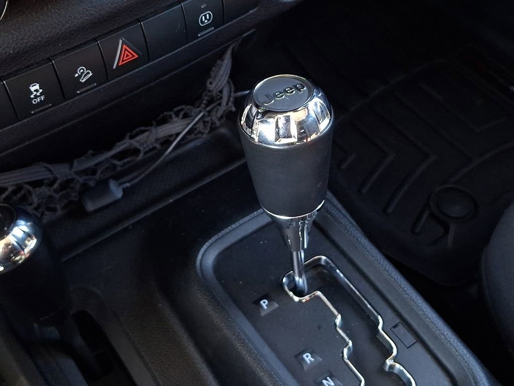 Used 2018 Jeep Wrangler Unlimited Sahara w/ Connectivity Group image 14