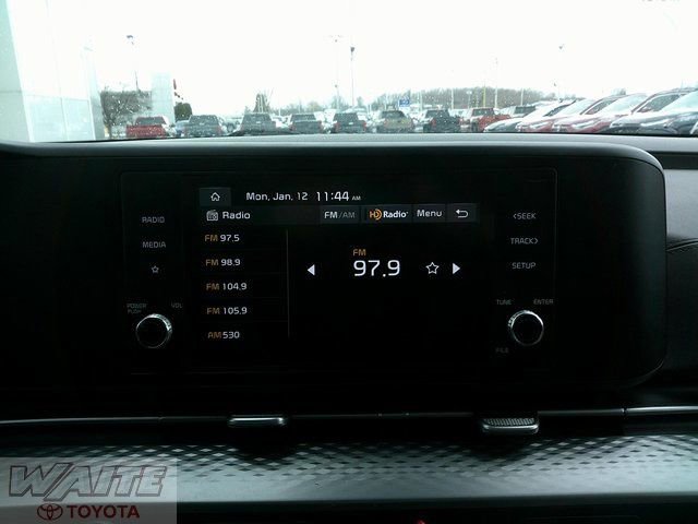 Used 2023 Kia Carnival LX image 13