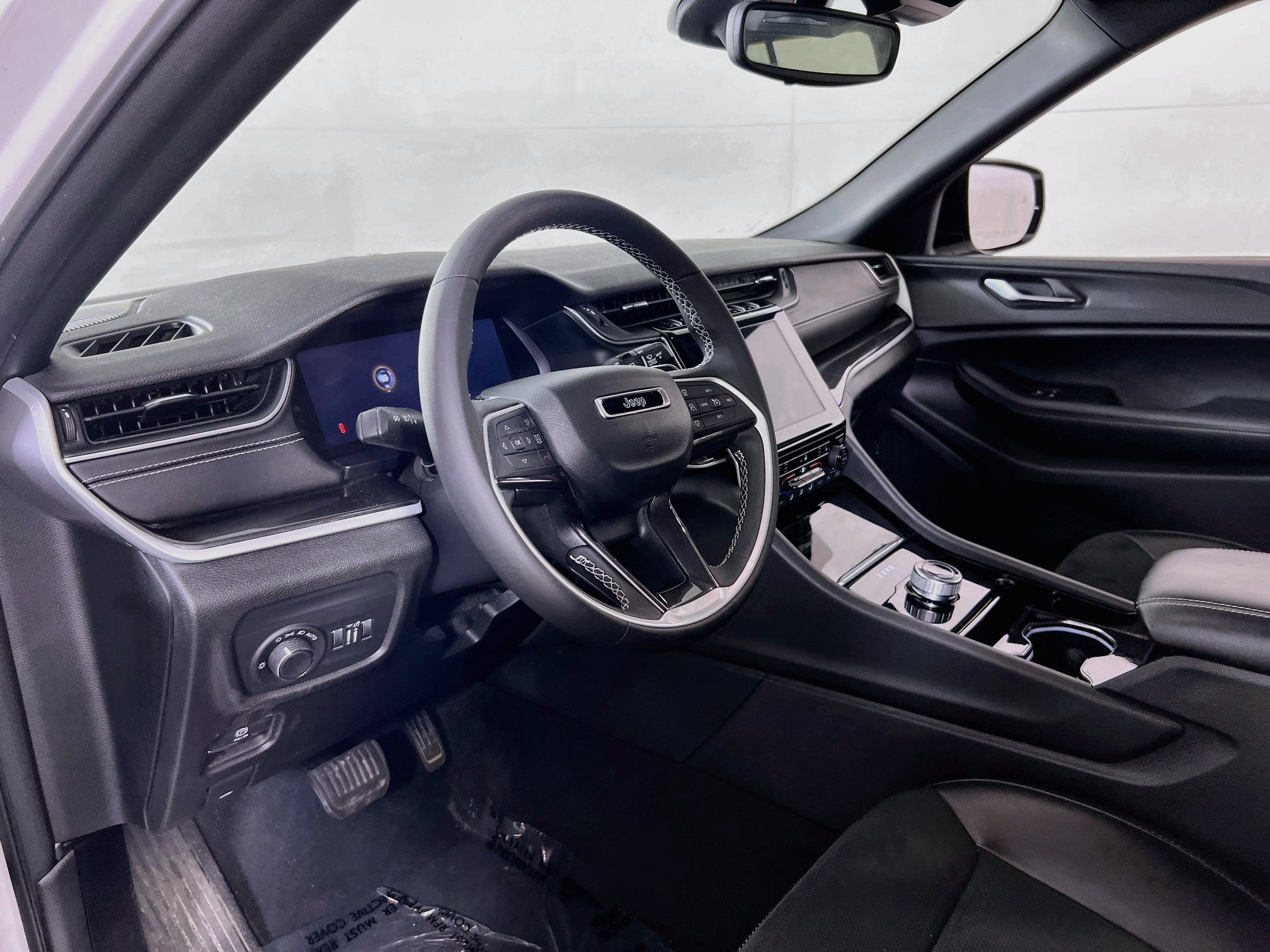 Used 2023 Jeep Grand Cherokee Altitude AWD/4WD image 9