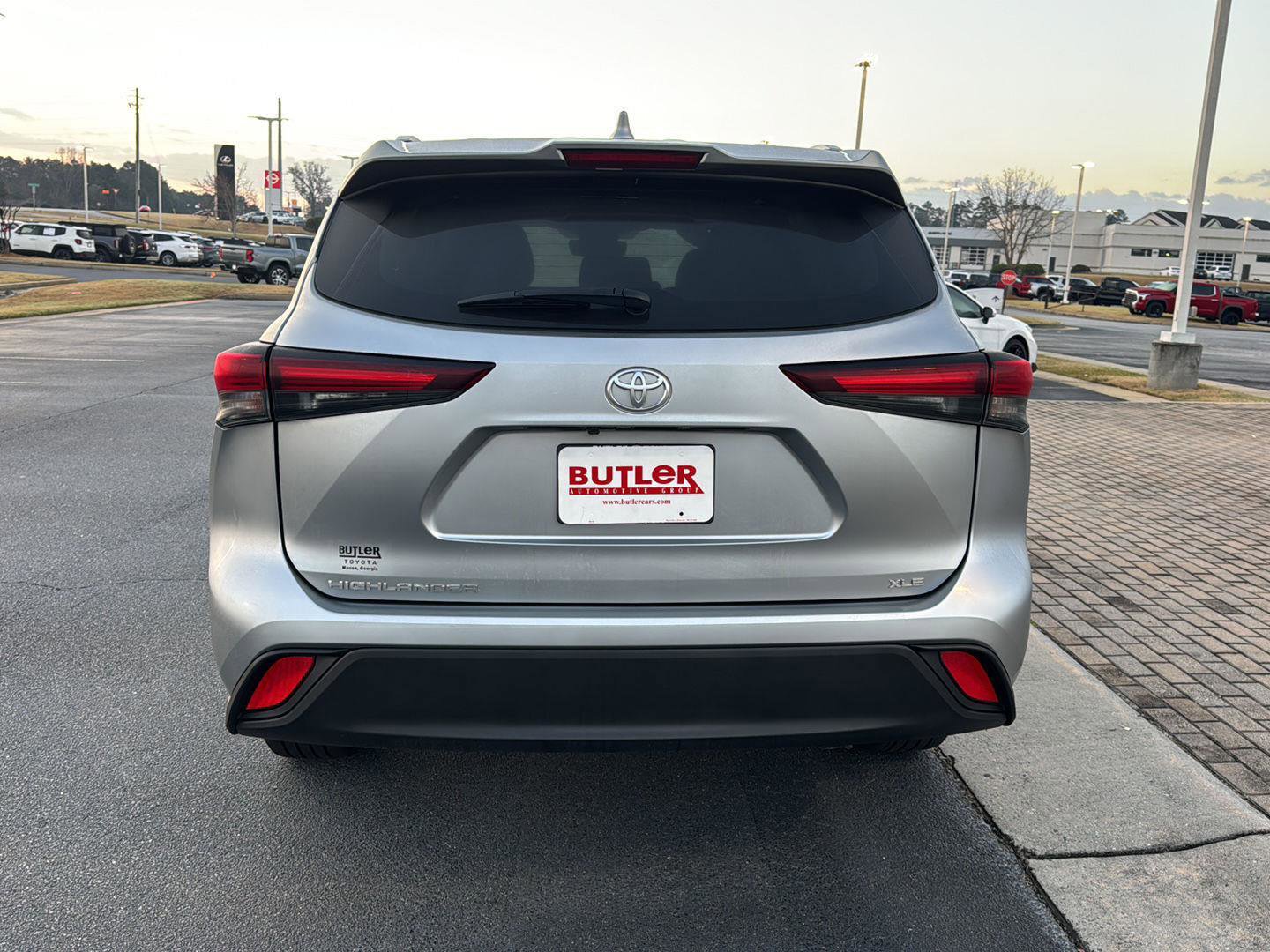 Used 2024 Toyota Highlander XLE image 4