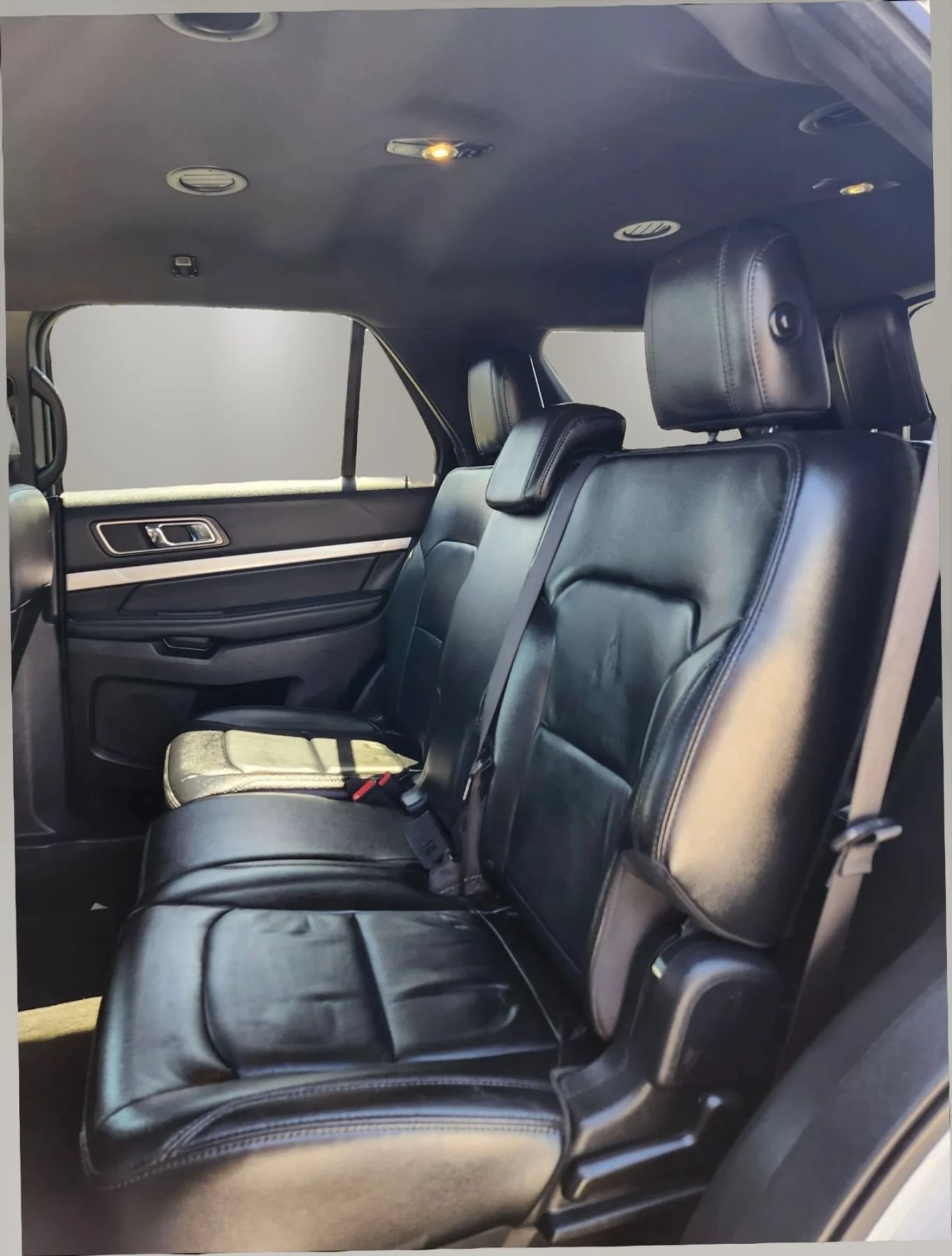 Used 2017 Ford Explorer XLT w/ Equipment Group 202A AWD/4WD image 16
