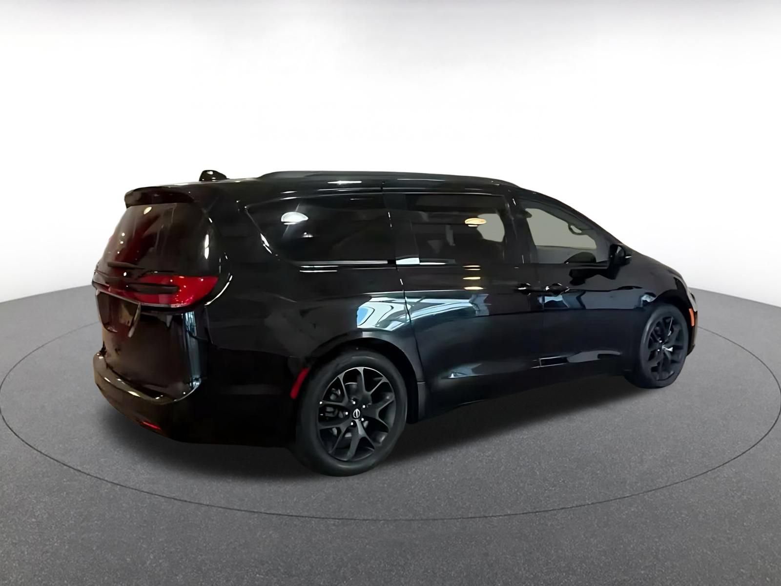 Used 2025 Chrysler Pacifica Limited FWD image 11