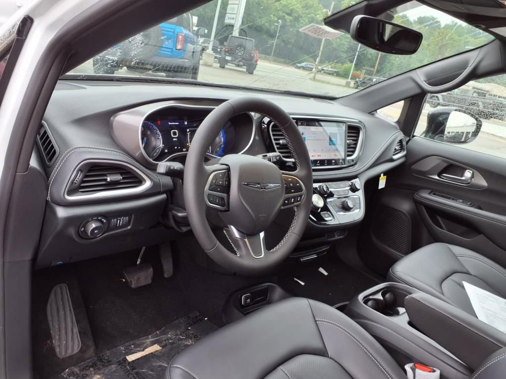 New 2026 Chrysler Pacifica Select image 7