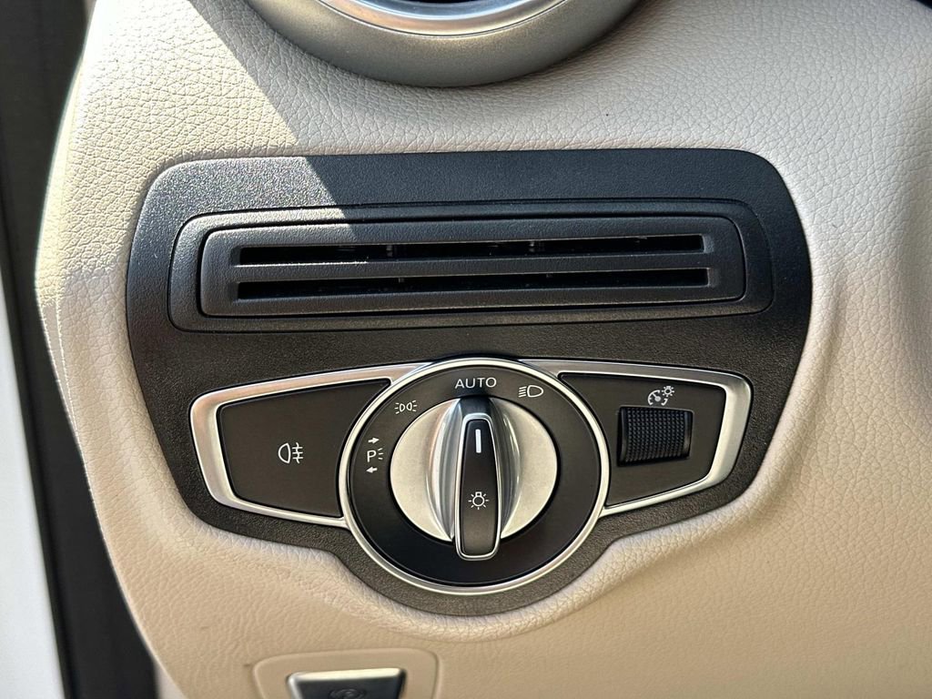 Used 2021 Mercedes-Benz GLC 300 4MATIC w/ Premium Package image 17