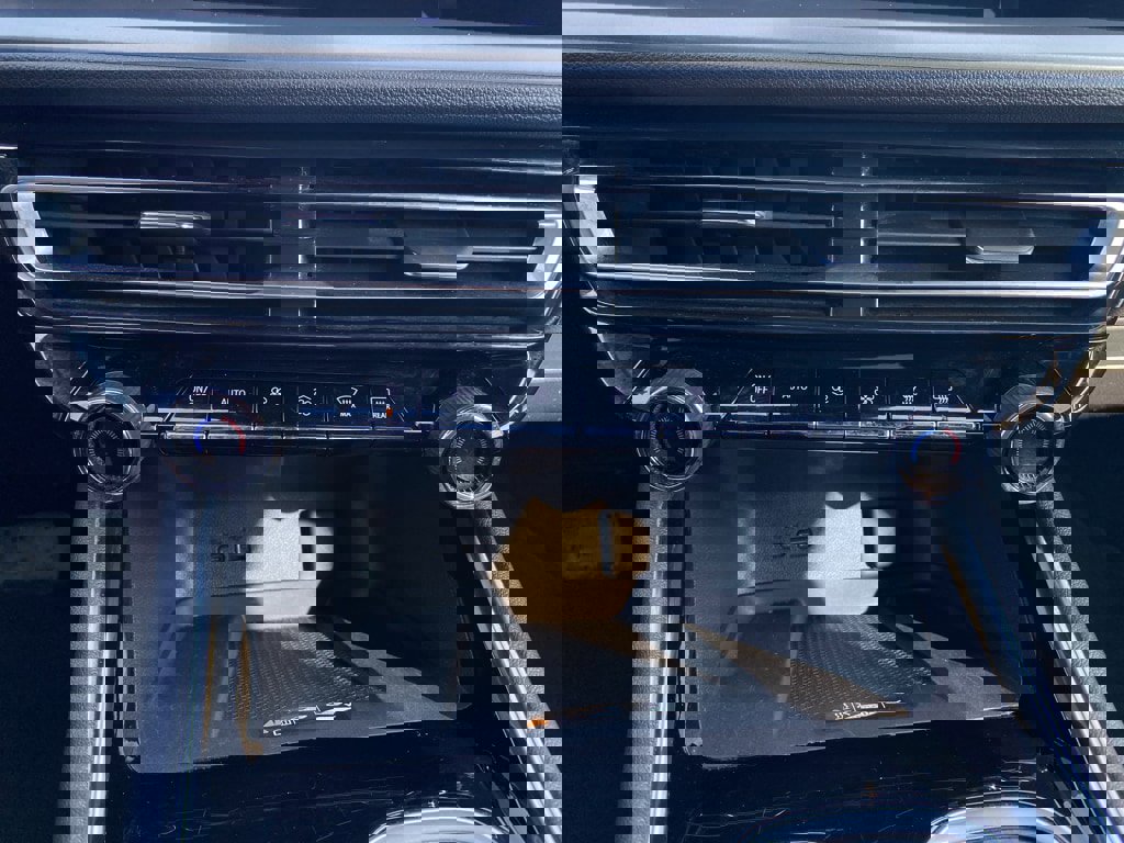 Used 2025 Chevrolet Traverse LT image 34