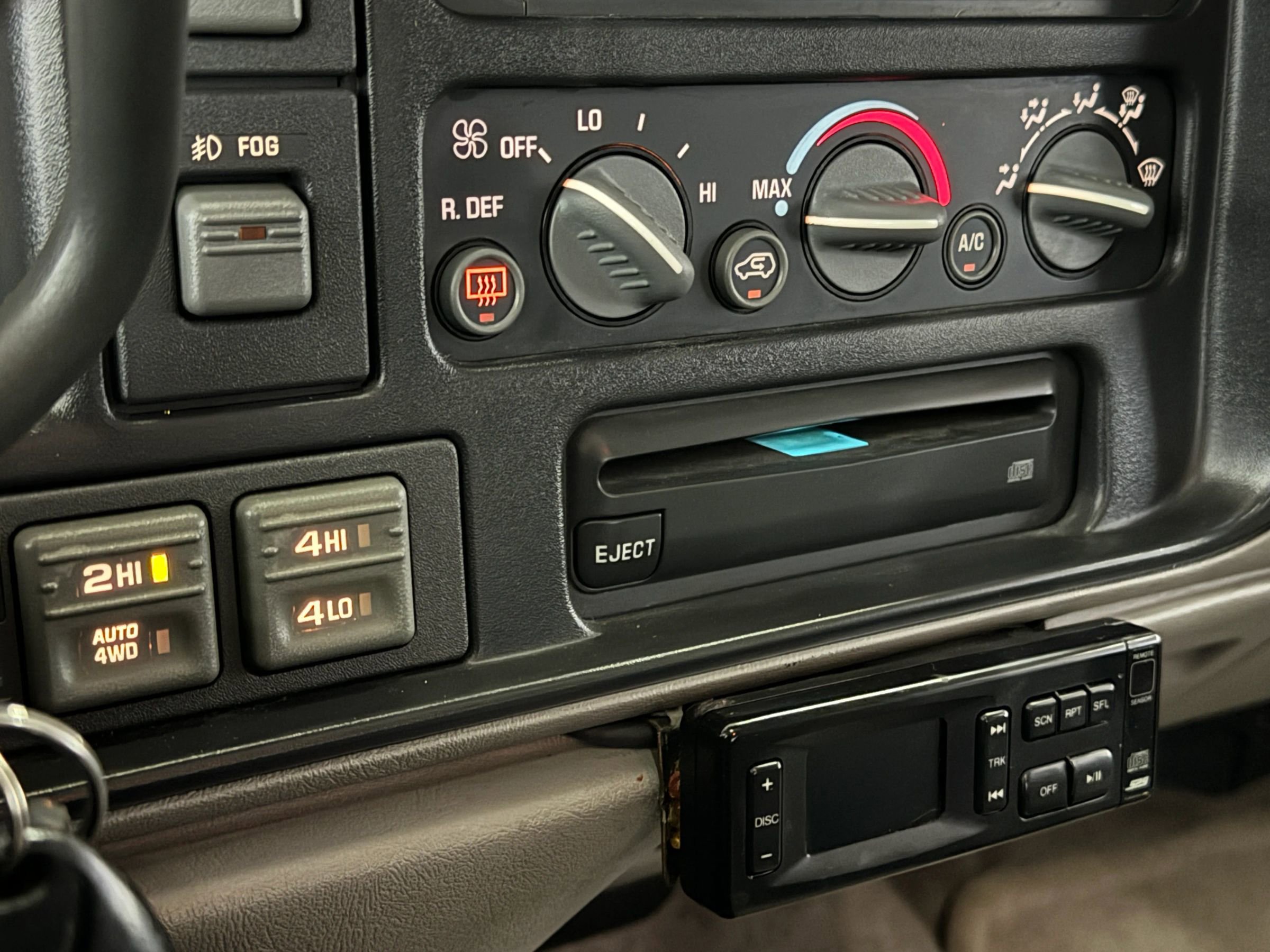 Used 2000 Chevrolet Tahoe Z71 w/ Comfort & Security Pkg AWD/4WD image 64