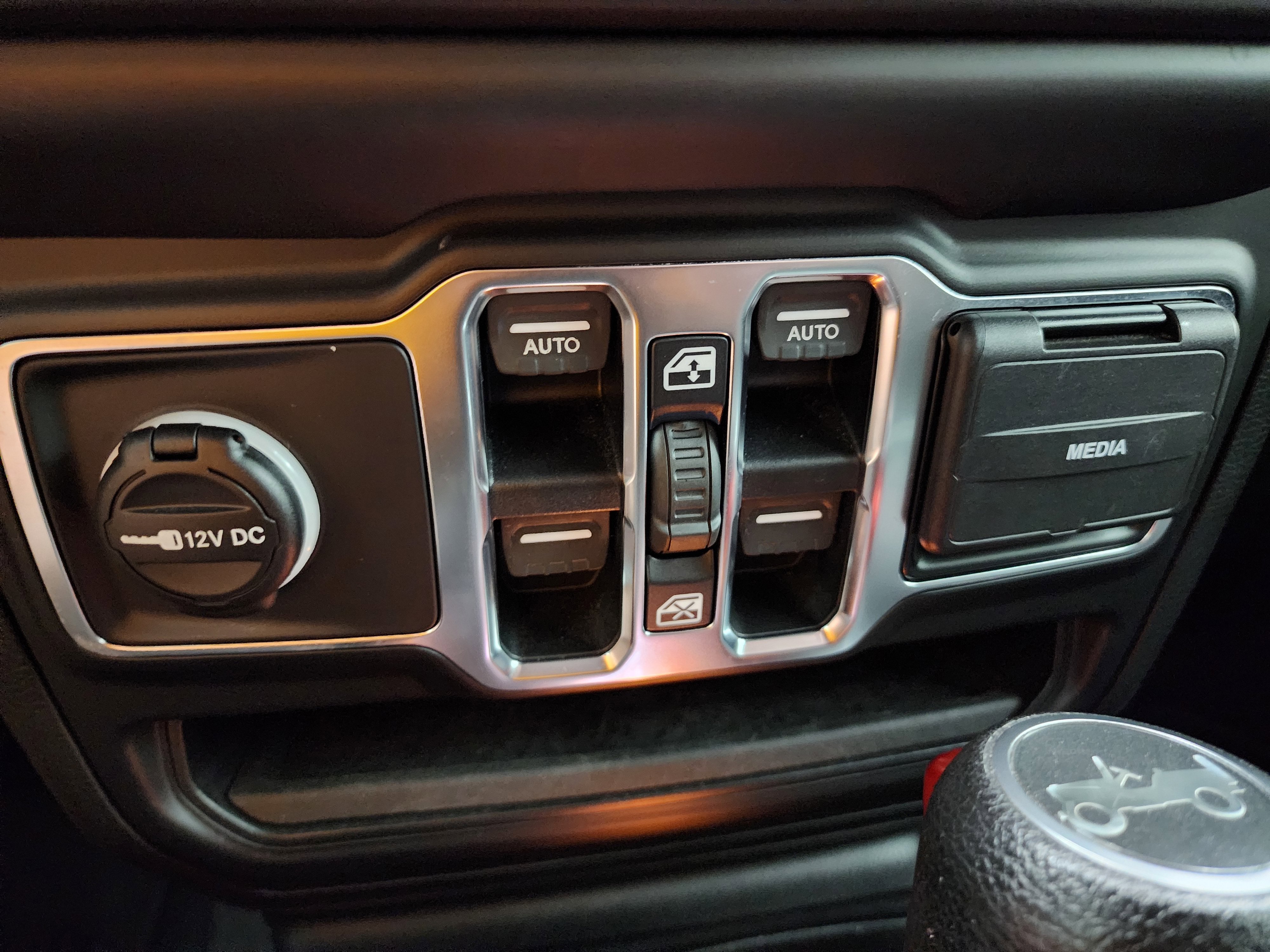 Used 2018 Jeep Wrangler Unlimited Sahara image 38