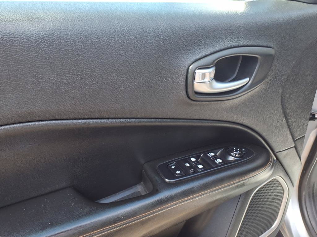 Used 2019 Jeep Compass Latitude AWD/4WD image 6