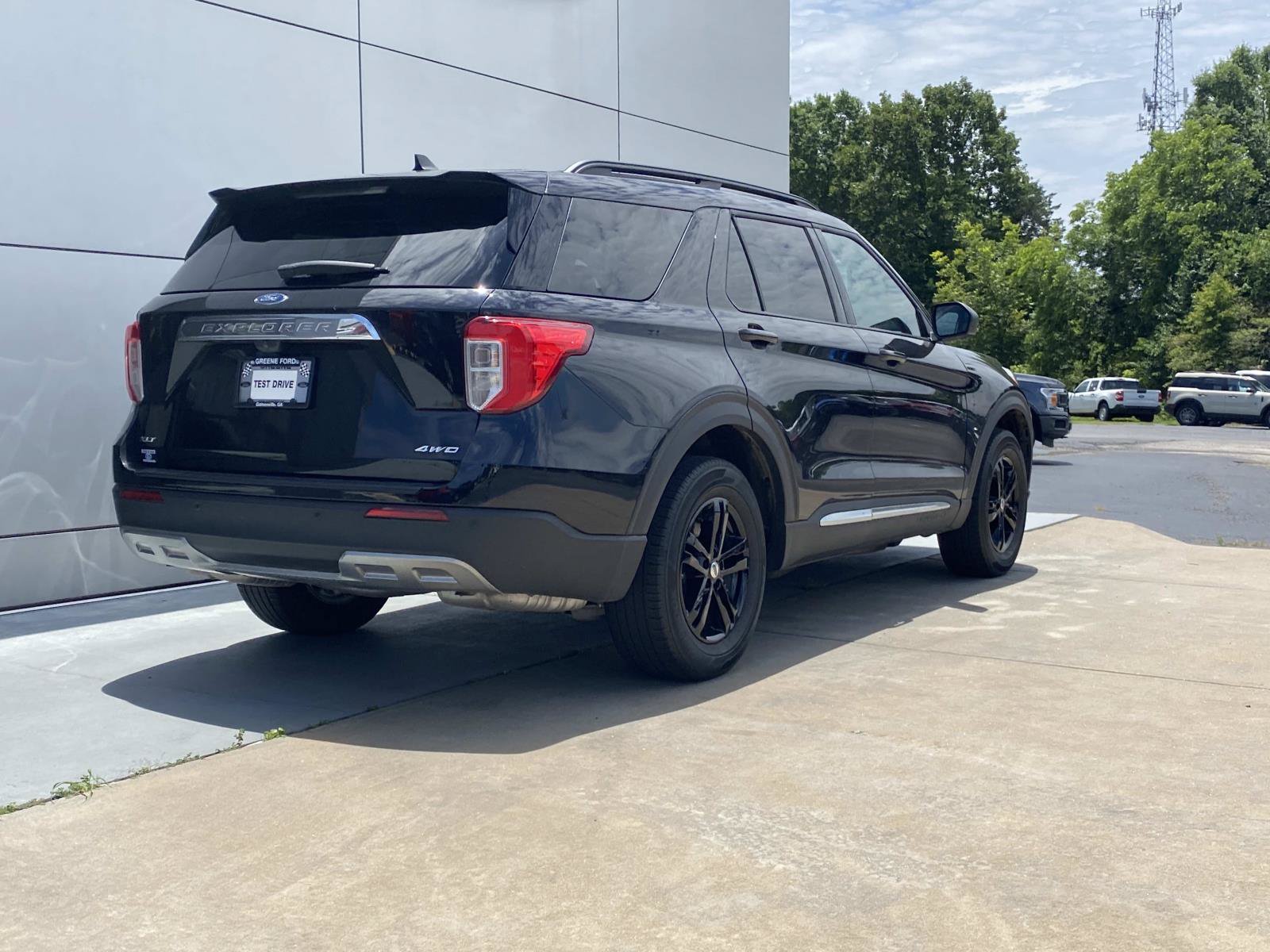 Used 2023 Ford Explorer XLT w/ Equipment Group 202A AWD/4WD image 4