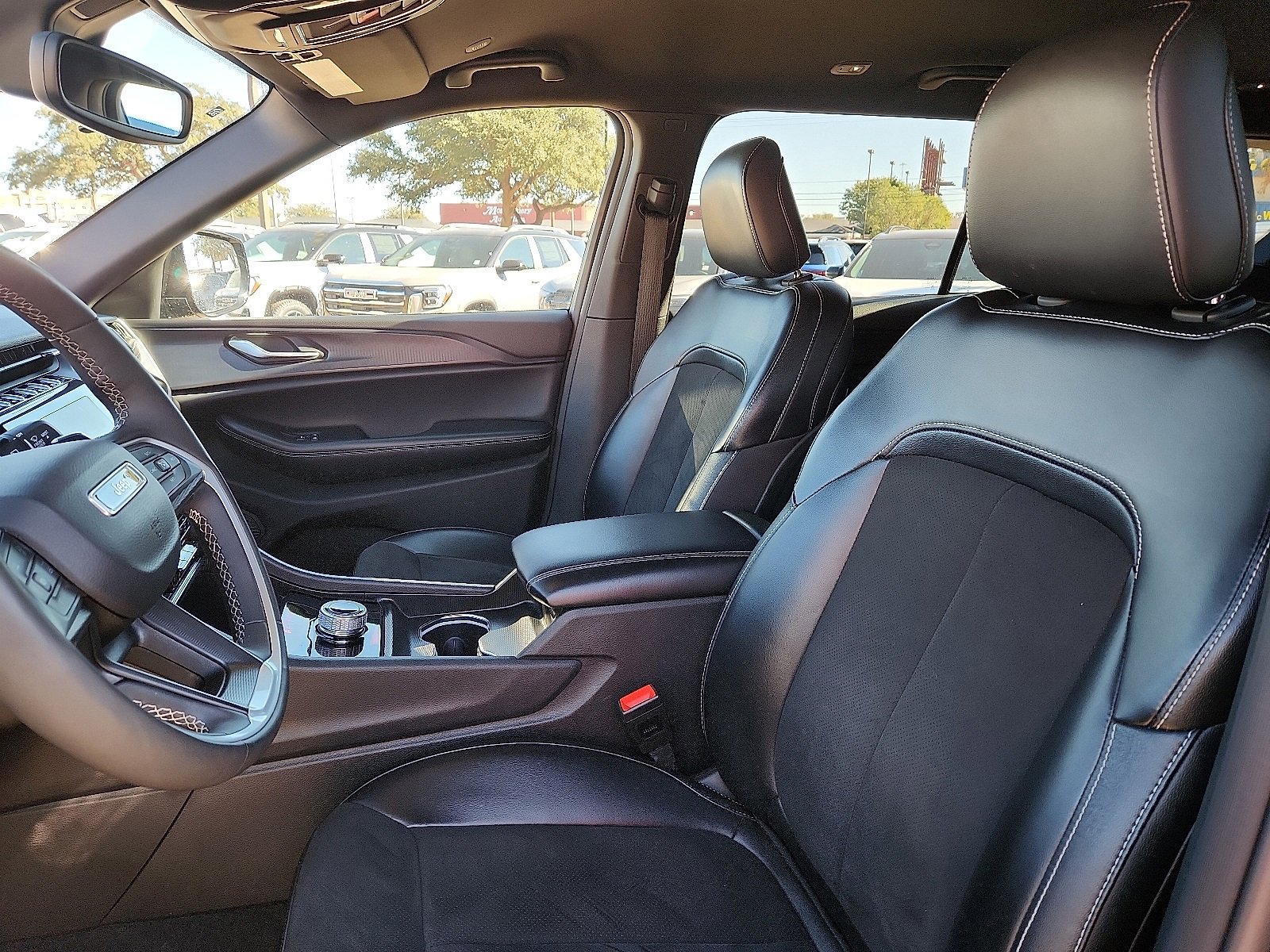 Used 2024 Jeep Grand Cherokee L Laredo image 12