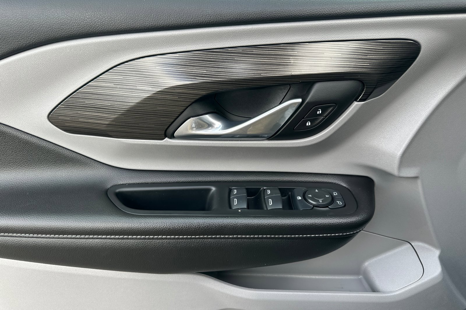 Used 2024 GMC Terrain SLE image 12