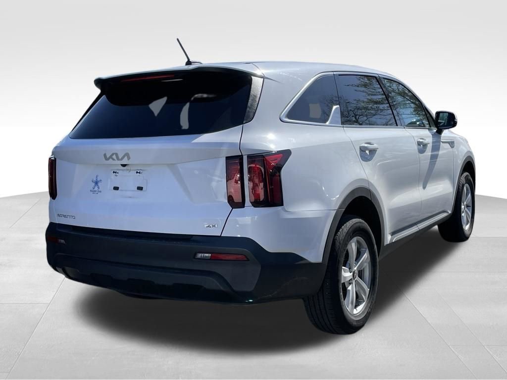 Used 2023 Kia Sorento LX image 4