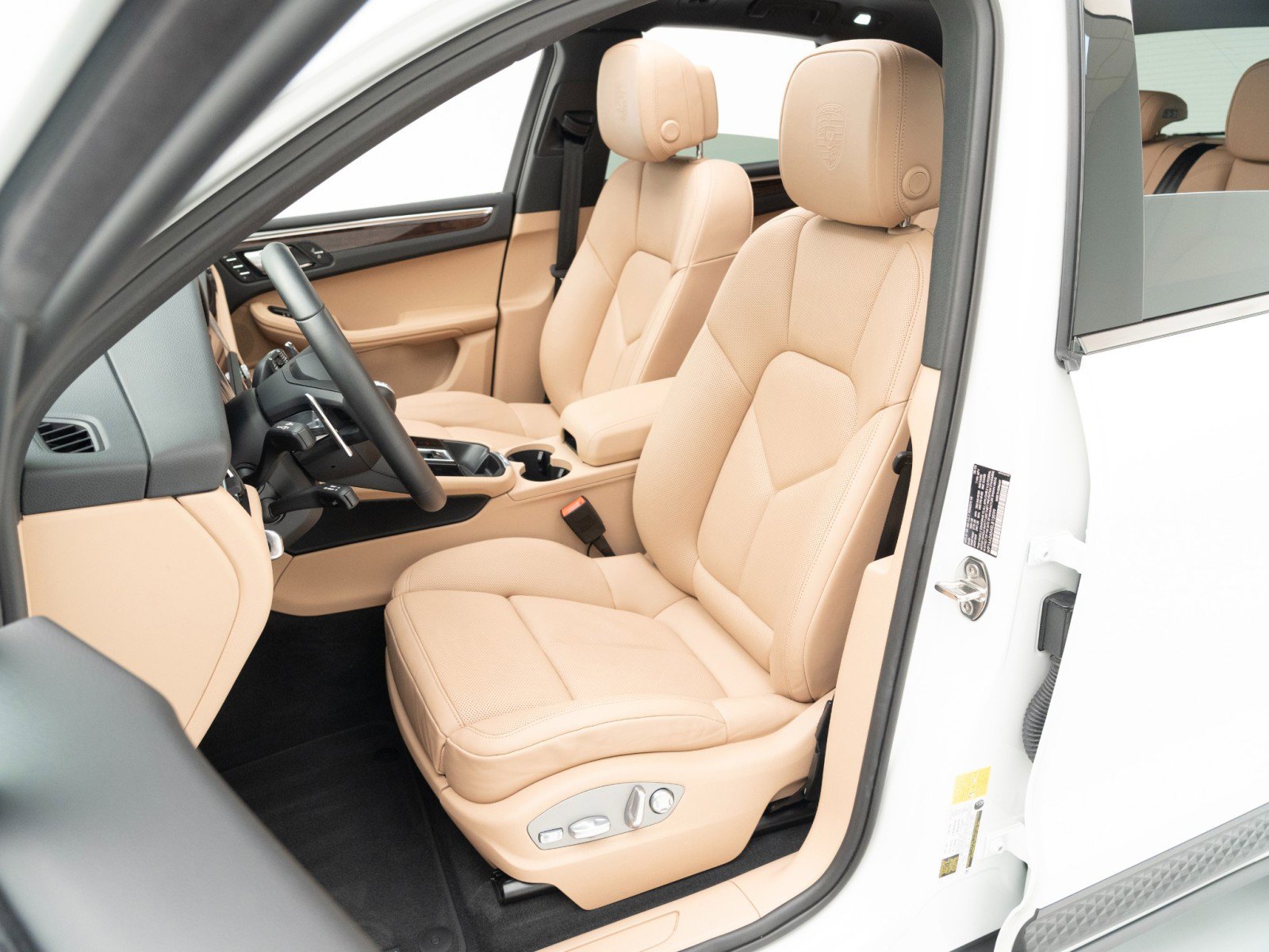 Certified 2025 Porsche Macan image 5