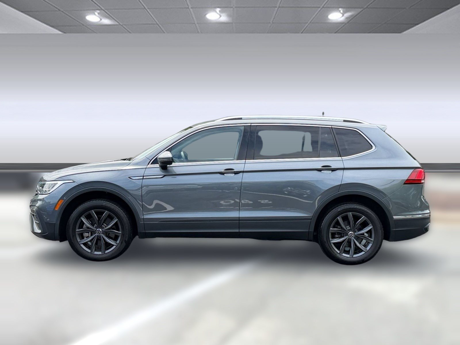 Used 2023 Volkswagen Tiguan SE FWD image 2